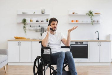 Akşam yemeğinden sonra ev dışında arkadaşlarıyla tartışan kendinden emin bir insan. Ev içinde dinlenirken, telefon konuşmalarında hareket bozukluğu olan sakallı erkeğin yakın görüntüsü..