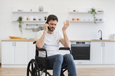 Akşam yemeğinden sonra ev dışında arkadaşlarıyla tartışan kendinden emin bir insan. Ev içinde dinlenirken, telefon konuşmalarında hareket bozukluğu olan sakallı erkeğin yakın görüntüsü..