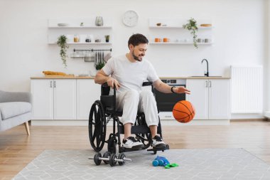 Haftasonu stüdyo dairesinde hareketlilik bozukluğu olan neşeli sakallı bir yetişkin. Beyaz takım elbiseli mutlu Kafkasyalılar sakatlıkla aktif kalırken zevk için oyun oynuyorlar..