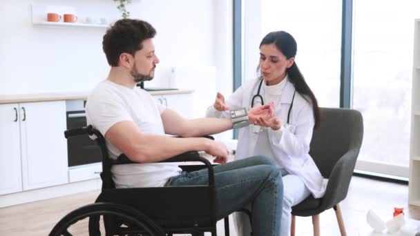 Ärztin Und Patientin Mit Behinderung Beim Gespräch Über Diagnose Und — Stockvideo