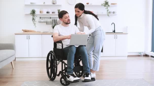 Biały Mężczyzna Wózku Inwalidzkim Trzymający Laptopa Kolanach Pokazujący Wyniki Pracy — Wideo stockowe