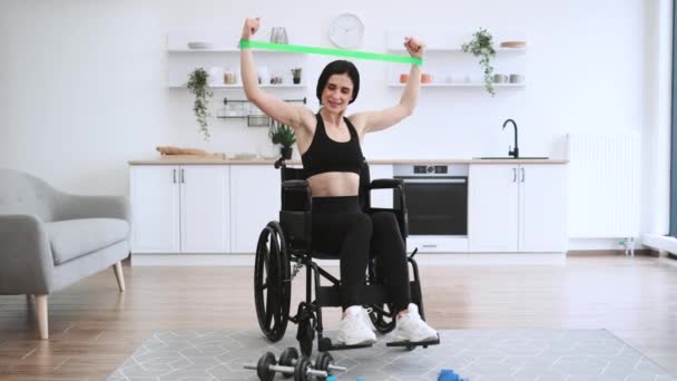 Full Längd Syn Kaukasiska Kvinna Med Rörelsehinder Gör Sittande Övningar — Stockvideo