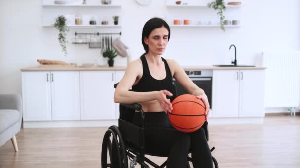 Närbild Porträtt Vit Kvinna Rullstol Poserar Med Basket Öppen Planlösning — Stockvideo