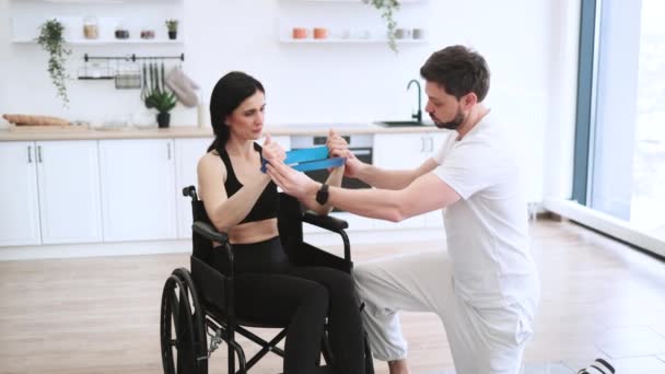Konzept Der Rehabilitation Behinderter Menschen Physiotherapeutin Oder Ehemann Sportbekleidung Hilft — Stockvideo
