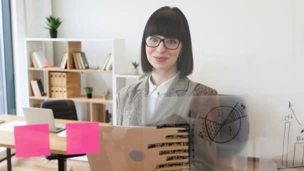 Trabajadora Oficina Gafas Traje Elegante Usando Portátil Digital Compañía Mostrando — Vídeos de Stock