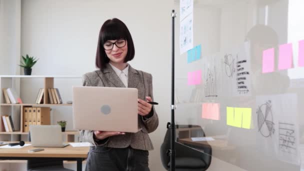 Modern Ofisteki Cam Tahtadaki Çizelgelerin Büyümesini Analiz Ederken Dijital Dizüstü — Stok video