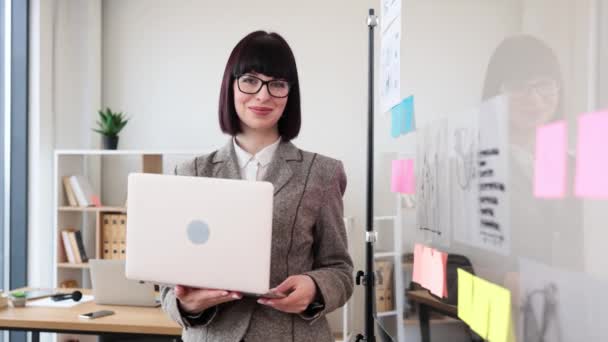 Trabalhadora Escritório Feminina Óculos Terno Elegante Usando Laptop Digital Empresa — Vídeo de Stock