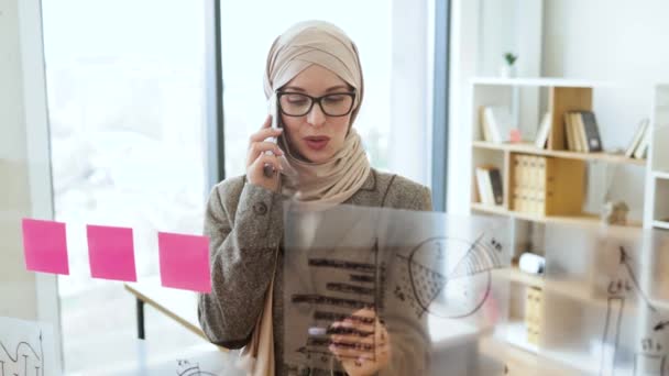 Vrouwelijke Administratief Manager Die Zich Voorbereidt Presentatie Het Werk Moslim — Stockvideo