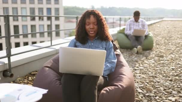 Улыбаясь Женщине Помощью Ноутбука Открытом Воздухе Сидя Кресле Коллега Мужчина — стоковое видео