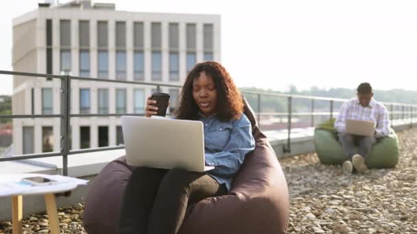Glädjande Afroamerikansk Kvinna Skriker Och Höjer Handen Upp Tittar Laptop — Stockvideo