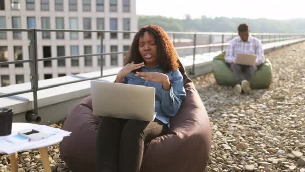 Freelancer Afro Americano Eficiente Começando Videoconferência Conexão Internet Livre Enquanto — Vídeo de Stock