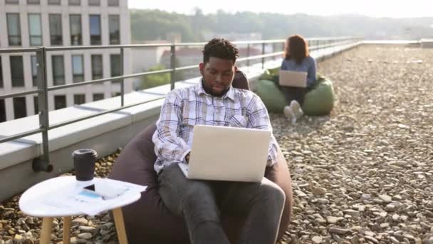 Ελκυστικός Αφροαμερικανός Ελεύθερος Επαγγελματίας Που Χρησιμοποιεί Φορητό Υπολογιστή Για Απομακρυσμένη — Αρχείο Βίντεο