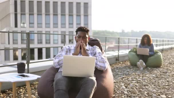 Encantado Hombre Afroamericano Gritando Levantando Mano Mirando Computadora Portátil Durante — Vídeo de stock