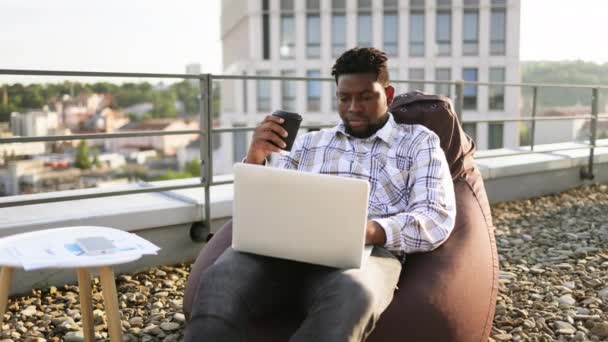 Portré Afrikai Férfiakról Akik Kávét Isznak Miközben Laptopot Tesznek Térdre — Stock videók