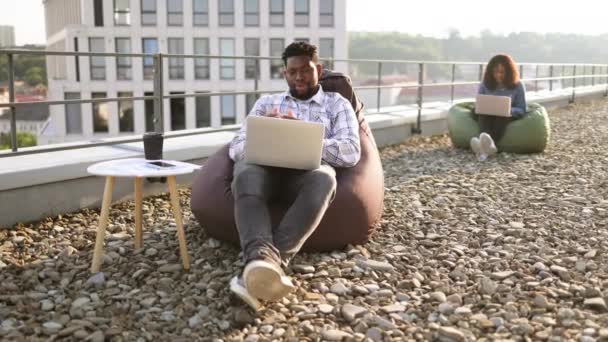 Freelancer Masculino Afroamericano Eficiente Que Comienza Videoconferencia Través Conexión Internet — Vídeo de stock