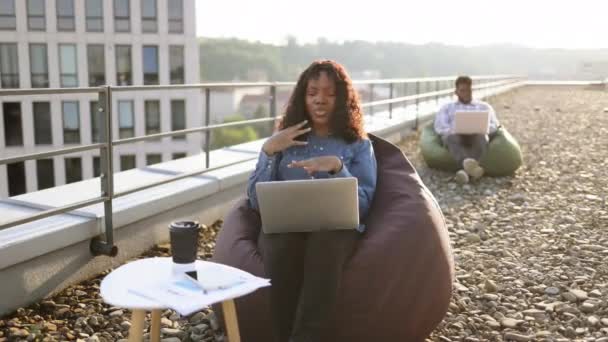 Сосредоточенная Африканская Женщина Джинсовой Рубашке Гарнитуре Проводит Онлайн Конференцию Портативным — стоковое видео