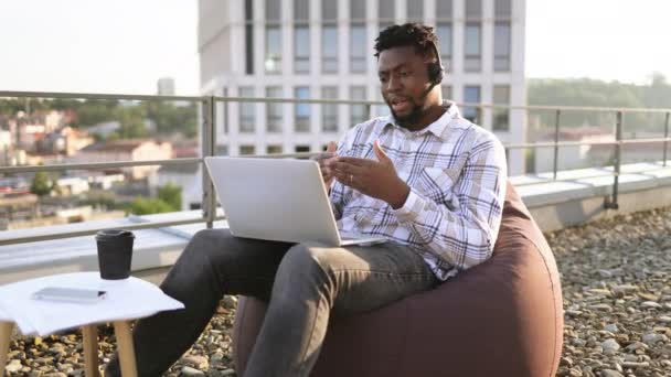 Χαλαρωμένος Αφροαμερικανός Άνδρας Διεξάγει Διαδικτυακή Διάσκεψη Μέσω Φορητού Υπολογιστή Και — Αρχείο Βίντεο