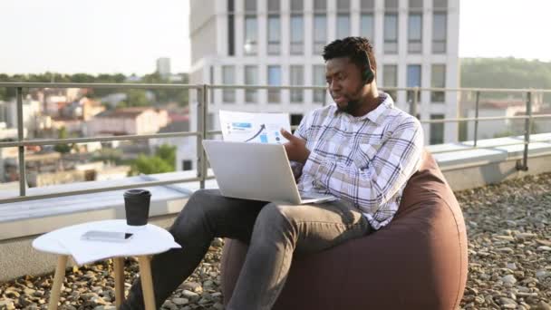 Νεαρός Αφρικανός Casual Ρούχα Που Δίνει Online Παρουσίαση Χρησιμοποιώντας Ακουστικά — Αρχείο Βίντεο