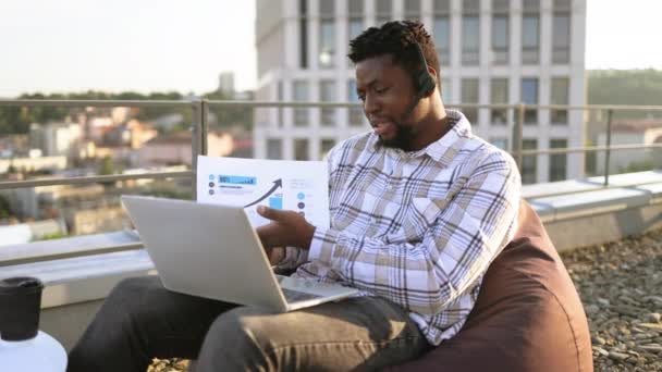 Joven Hombre Africano Ropa Casual Dando Presentación Línea Usando Auriculares — Vídeo de stock
