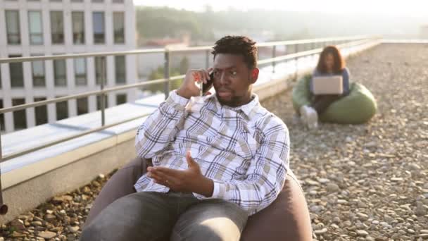 Beau Mâle Afro Américain Adulte Discutant Accord Utilisant Smartphone Tout — Video