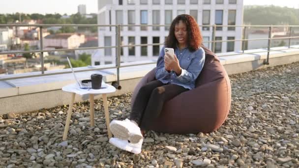 Vue Pleine Longueur Charmante Femme Africaine Tenant Téléphone Tout Étant — Video