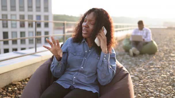 Güzel Yetişkin Bir Afro Amerikalı Kadın Dışarıda Ofis Işi Yaparken — Stok video