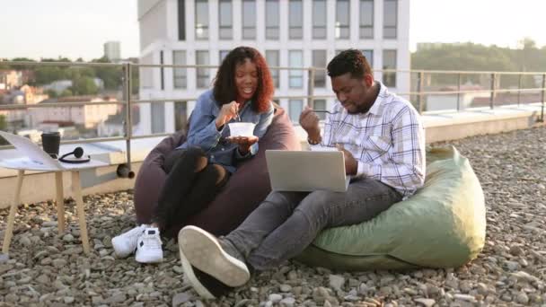 Retrato Colegas Africanos Felizes Com Laptop Tigelas Salada Saudável Fresca — Vídeo de Stock