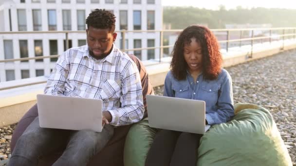 Affärslunch Två Unga Afrikanska Affärsmän Diskutera Projekt Som Sitter Med — Stockvideo
