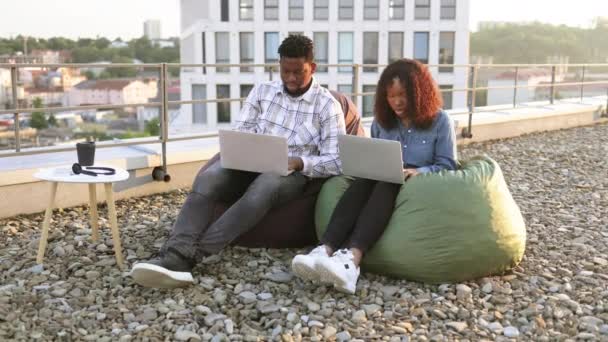 노트북과 사무실의 옥상에 가방에 프로젝트를 아프리카 테라스에서 잘생긴 화면을 노트북 — 비디오