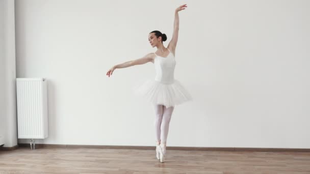 Όμορφη Νεαρή Χορεύτρια Ποζάρει Στο Στούντιο Καυκάσια Μπαλαρίνα Λευκό Bodysuit — Αρχείο Βίντεο
