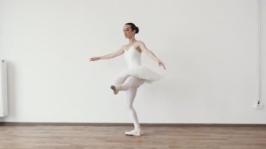 Tutu hareketli kadın, denge konsepti, yaşam tarzı. Güzel genç bayan balerin sahnede çaba harcamadan eğiliyor. Ahenk içinde vücut şekli hareketi, ev içinde uygunluk esnekliği.. .