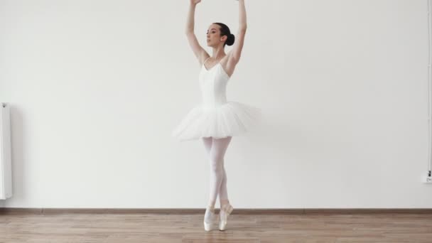 Kavkazská Mladá Baletka Bílém Tančící Špičce Pažemi Nad Hlavou Studiu — Stock video