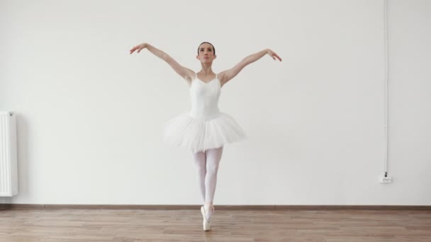 美しい若い女性バレエダンサーは ハーモニー ボディ形状の動き 屋内でのフィットネス柔軟性でステージ上で楽に曲がります チュートリアルモーションの女性 柔軟性のコンセプト ライフスタイル — ストック動画