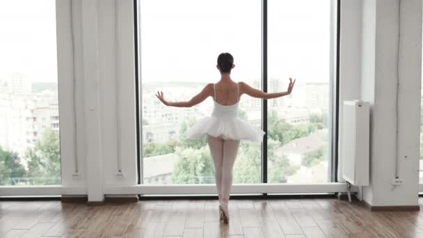Bella Ballerina Pratica Posizioni Balletto Gonna Bianca Vicino Grande Finestra — Video Stock