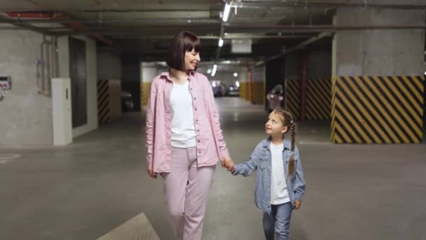 Ευτυχισμένος Καυκάσιος Νεαρή Οικογένεια Μητέρα Και Κόρη Casual Ρούχα Περπάτημα — Αρχείο Βίντεο