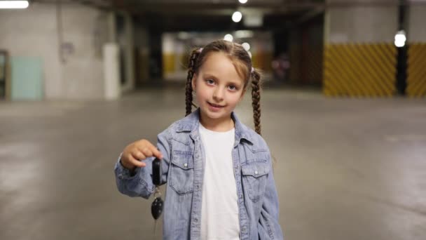 Retrato Menina Bonito Estacionamento Subterrâneo Roupas Casuais Segurando Chaves Abrindo — Vídeo de Stock