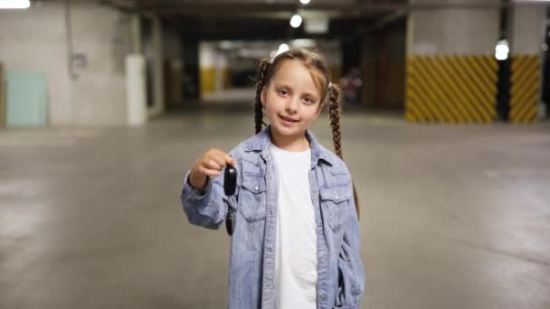 Портрет Милої Маленької Дівчинки Стоїть Підземній Стоянці Повсякденному Одязі Тримає — стокове відео