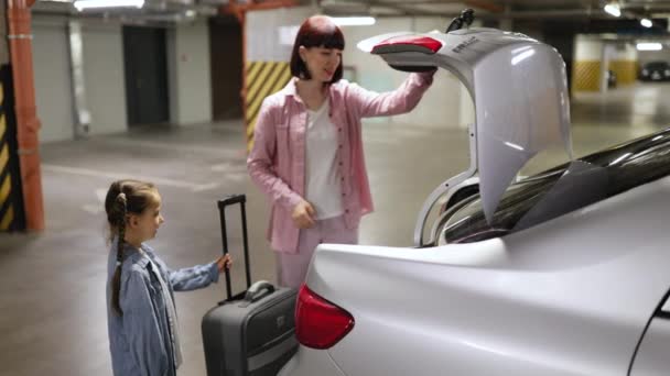 Mãe Caucasiana Filha Pequena Abrem Porta Malas Carro Moderno Estacionamento — Vídeo de Stock