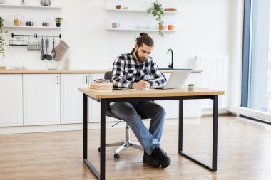 Geniş yemek odasında dijital cihazlarla ofis masasında oturan beyaz iş adamlarıyla dolu. Rahat bir iş yerinde profesyonel faaliyet yürüten serbest çalışan..