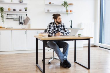 Geniş yemek odasında dijital cihazlarla ofis masasında oturan beyaz iş adamlarıyla dolu. Rahat bir iş yerinde profesyonel faaliyet yürüten serbest çalışan..