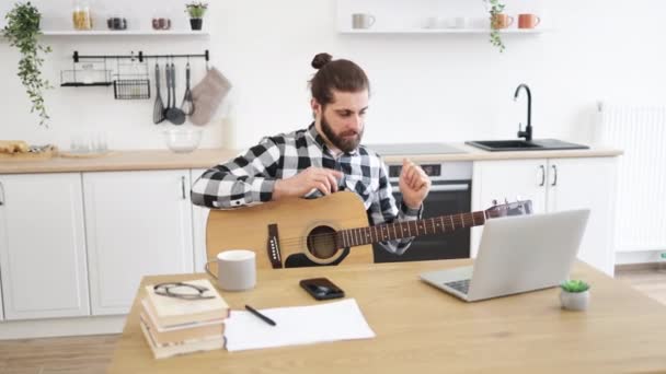 Mladý Muž Hudebník Kostkované Košili Ladění Akustické Kytary Pomocí Notebooku — Stock video