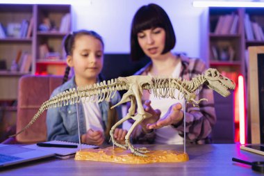 Kafkas anne ve kızı fosil hayvanlar üzerinde çalışıyorlar dinozor iskeletini inceliyorlar. İki dişi birlikte masada oturuyor ve akşam evde kemiklerden Tyrannosaurus 'un modelini yapıyorlar..