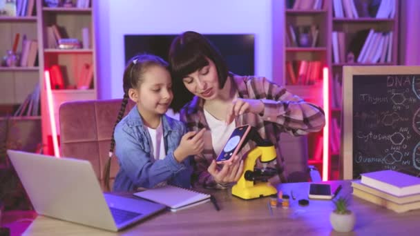 Két Együtt Asztalnál Mikrográfot Csinálnak Telefonnal Este Otthon Fehér Anya — Stock videók