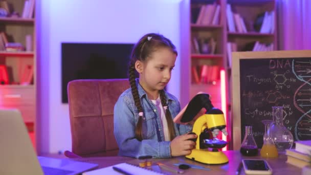 Портрет Усміхненої Дівчинки Яка Сидить Столом Дивиться Електронний Мікроскоп Допомогою — стокове відео