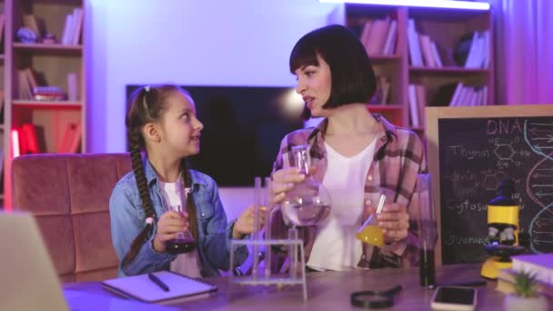 Omsorgsfuld Ung Mor Underviser Lille Barn Pige Gør Kemiske Eksperimenter – Stock-video