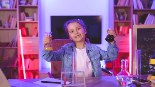Щаслива Дошкільна Дитина Яка Проводить Експеримент Навчанням Навчанням Вечірньому Домі — стокове відео