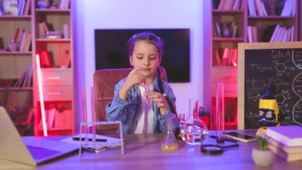Щаслива Дошкільна Дитина Яка Проводить Експеримент Навчанням Навчанням Вечірньому Домі — стокове відео