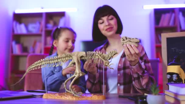 Λευκή Μητέρα Συγκεντρώνει Σκελετό Δεινοσαύρου Έξυπνη Χαριτωμένη Κόρη Ενώ Φτιάχνει — Αρχείο Βίντεο