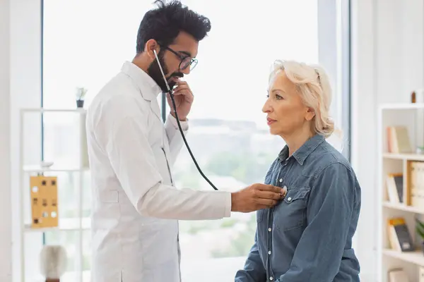 Seitenansicht Eines Fokussierten Erwachsenen Mannes Weißem Mantel Mit Stethoskop Während Stockbild
