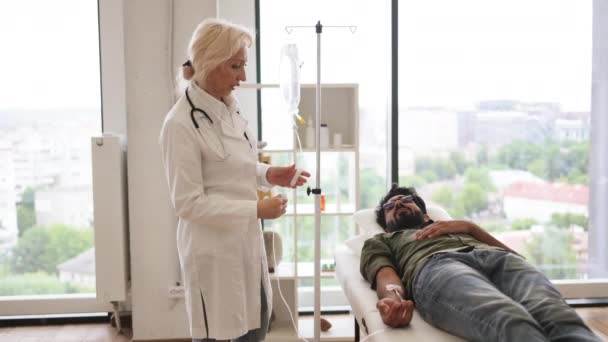 Spesialis Medis Memeriksa Obat Solusi Sebelum Menetes Obat Pasien Ruang — Stok Video